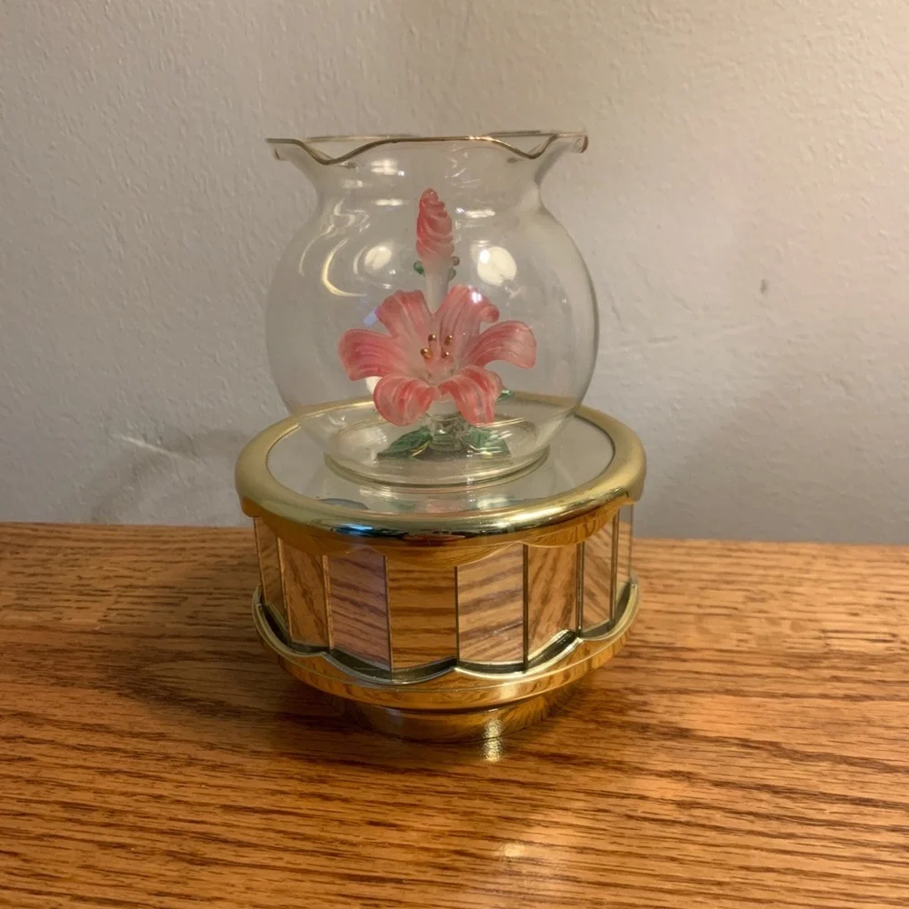 Vtg Hand Sculptured Flower In Glass Gold Rotating Light-Up Mirrored Music Box